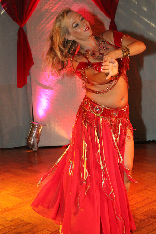 Athin&aacute; bei der 4. Magic of Orient Gala-Dinnershow in Glauchau im September 2012