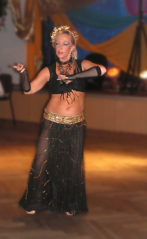 Athin&aacute; mit Asian-Tribal-Fusion bei der Orientparty in Erfurt im Juni 2012