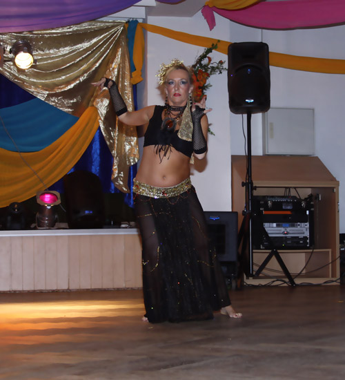 Athin&aacute; mit Asian-Tribal-Fusion bei der Orientparty in Erfurt im Juni 2012