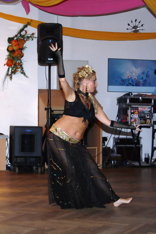 Athin&aacute; mit Asian-Tribal-Fusion bei der Orientparty in Erfurt im Juni 2012